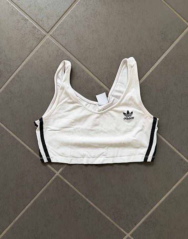 Top: ADIDAS CROP TOP – Usato da Affeltrangen venduto da janaleiin 1
