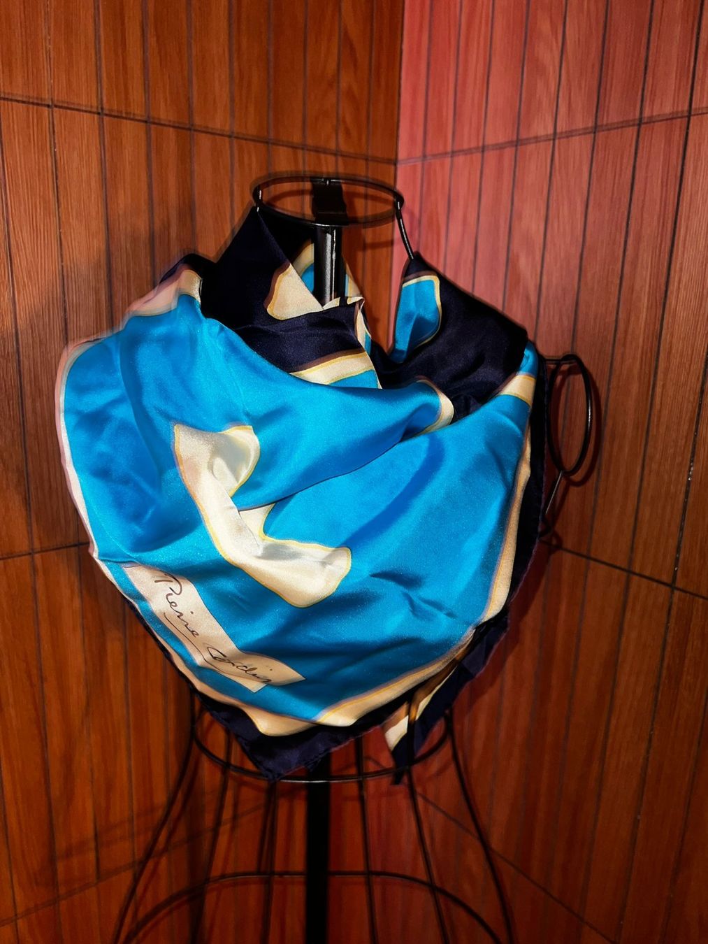 Pierre Cardin Foulard & Sciarpe: PIERRE CARDIN Seidentuch 74x74 Blau Muster – Usato da Winterthur venduto da Dejv