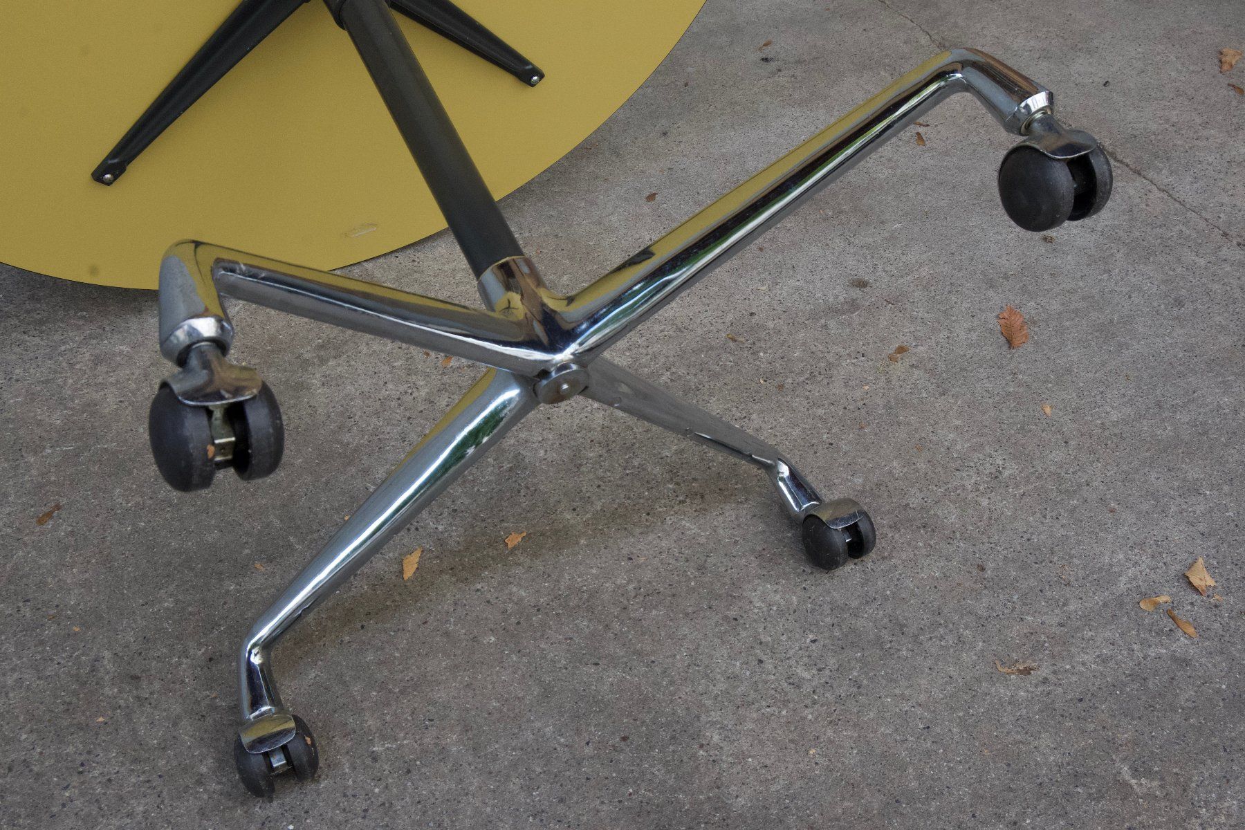Herman Miller Tische: Hermann Miller Contract Table Eames – Gebraucht aus Zürich von starch.studio 7