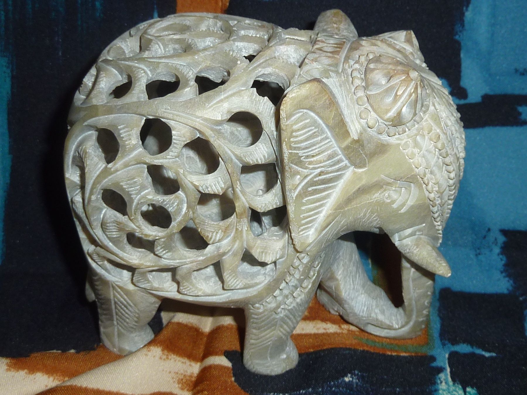 Statuette: éléphant sculpté dans du marbre – Usato da geneve venduto da chriztel