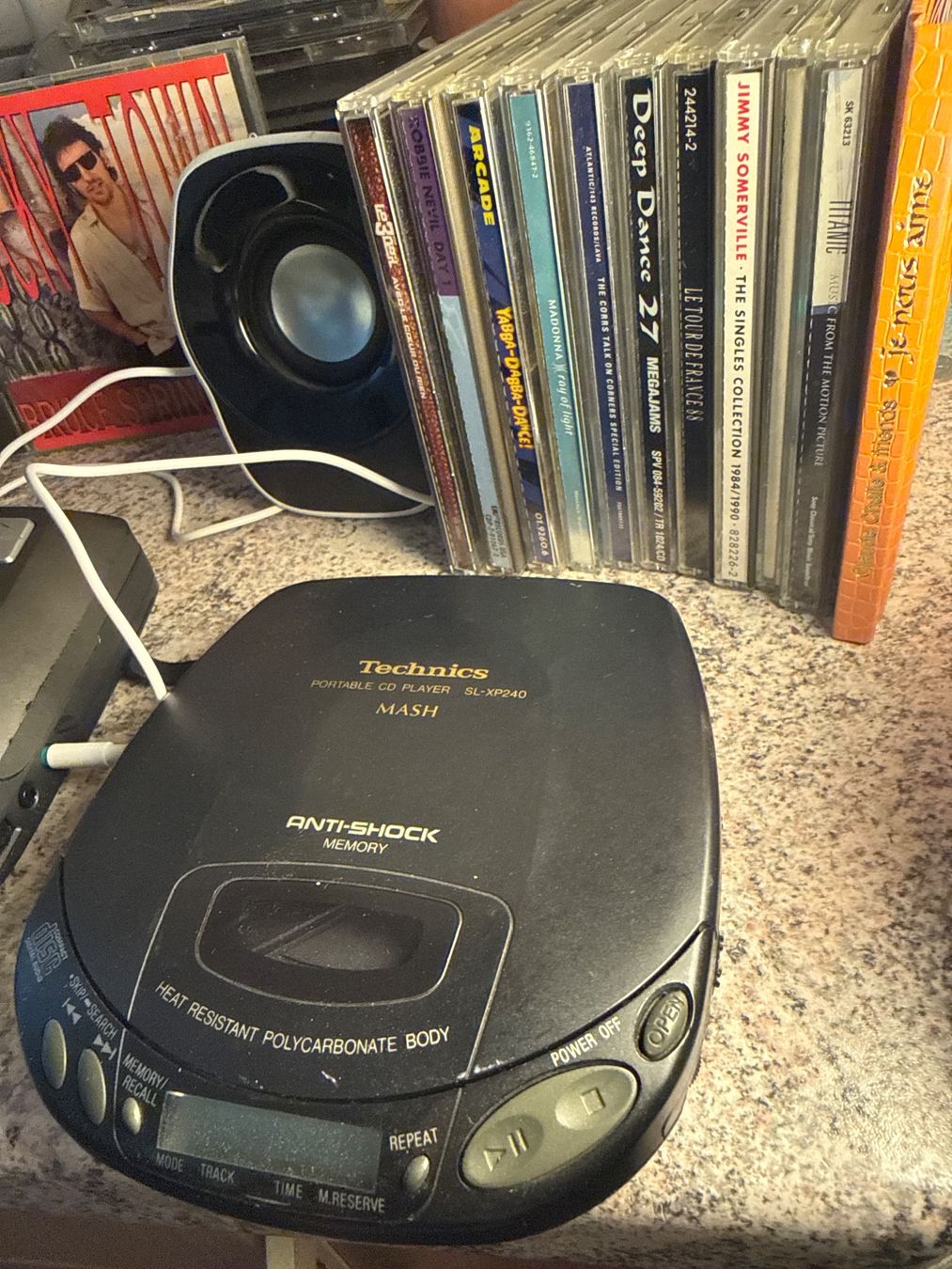 Lettore multimediale portatile: Lecteur CD portable Standard et autres – Usato da St imier venduto da sav_bjf9 2