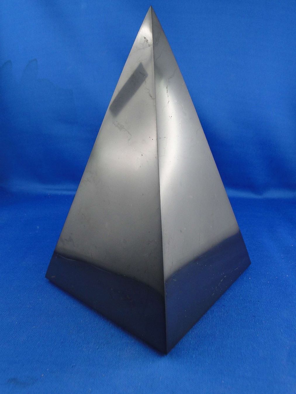 Mineralien & Heilsteine: Shungit-Pyramide 10cmx10cm poliert – Gebraucht aus Schinznach Bad von Demerald 3