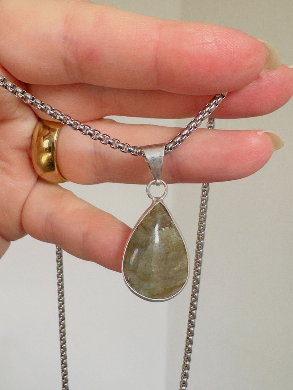 Ketten: Fashionable labradorite necklace – Neu und originalverpackt aus Genève von AGBERG 2