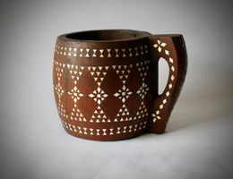 GR. HOLZHUMPEN MIT PERLMUTTER EINLAGEN. INDO-PORTUGISISCH ?