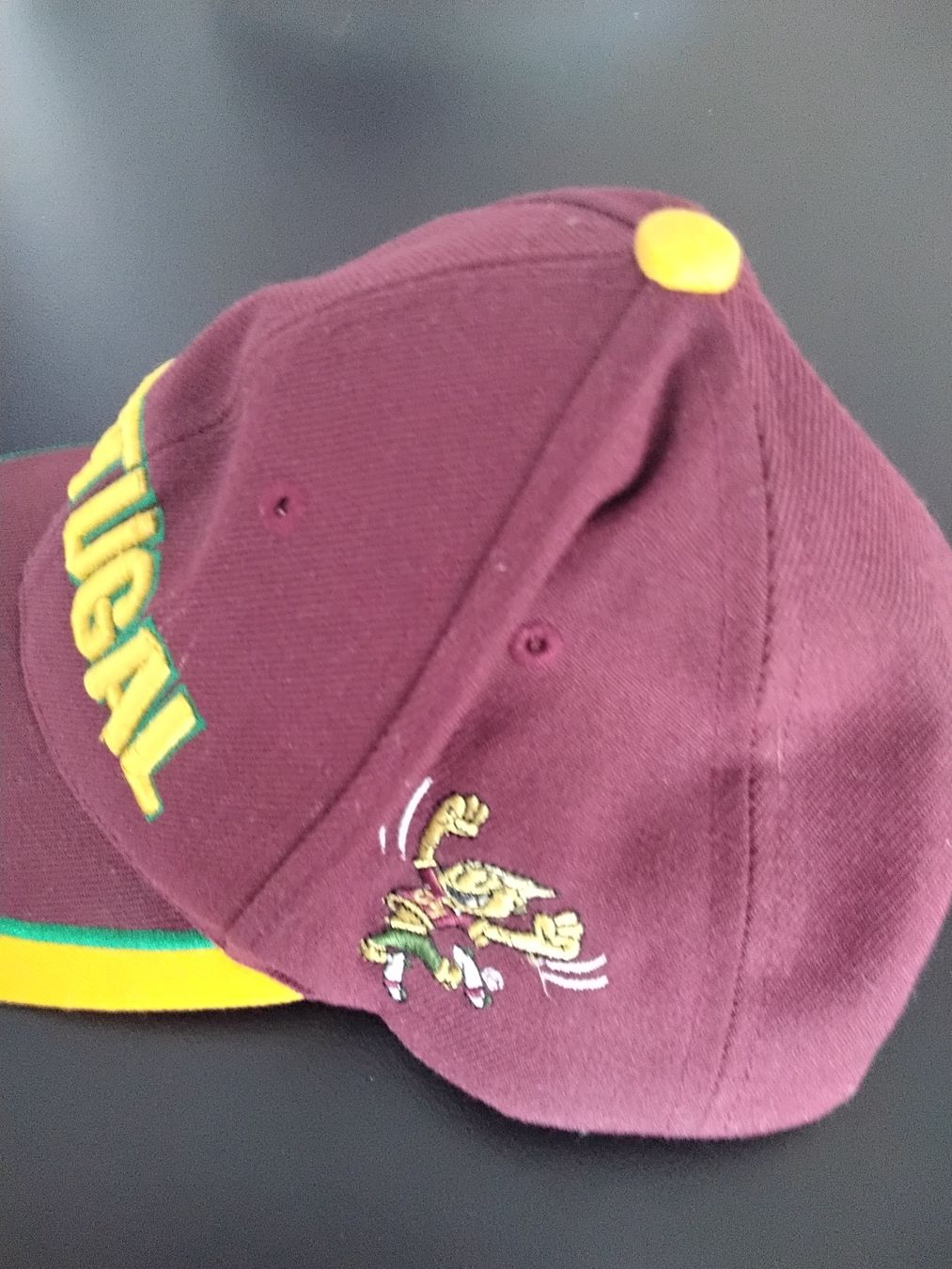 Altro in  Abbigliamento & Accessori: UEFA Euro Cap 2004 – Usato da Brunnen venduto da antonia50 3