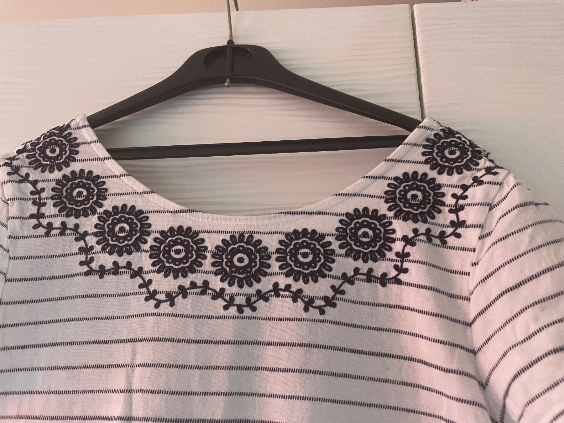 Esprit T-shirt: T-Shirt Esprit mit Stickereien – Usato da Aesch BL venduto da schastu
