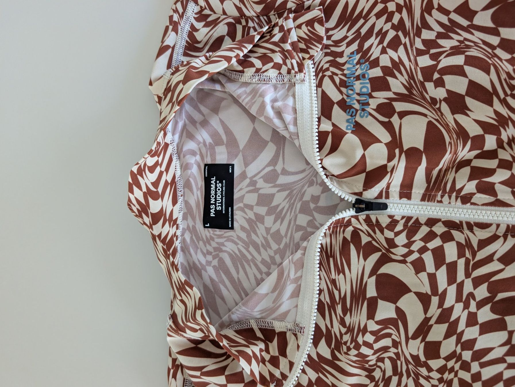 Pas Normal Studios Canottiere & Pantaloni: Pas Normal Studios Trikot braun/weiss, Grösse L – Usato da Mörschwil venduto da Pixel65 2
