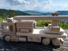 Feuerwehrauto aus Holz – neues Spielzeug 🚒