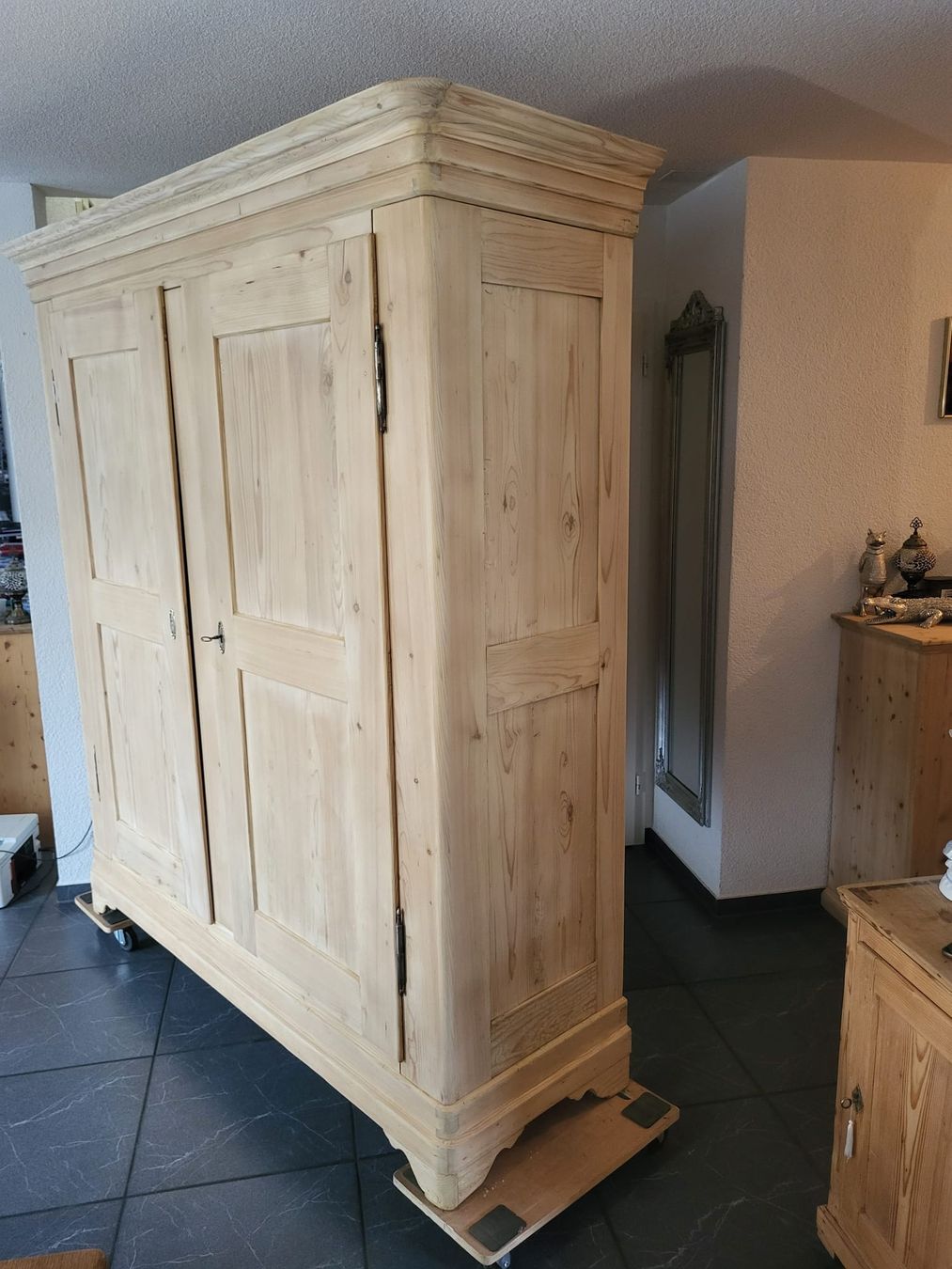 Armadi: Wunderschöner antiker Schrank restauriert – Usato da Hofstetten SO venduto da famburgert 4