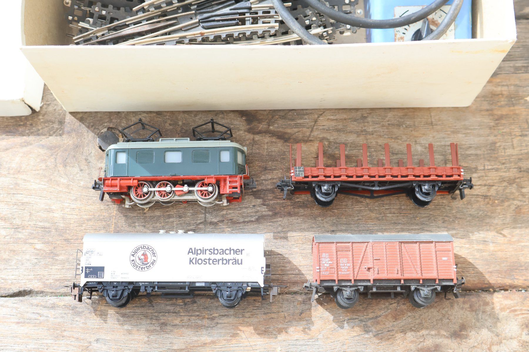 Trix Modelleisenbahnen: Trix-Express E-Lok + Wagen + Schienen + Trafo - H0 – Gebraucht aus Winterthur von Monstera 6