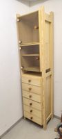 Schrank aus hellem Holz