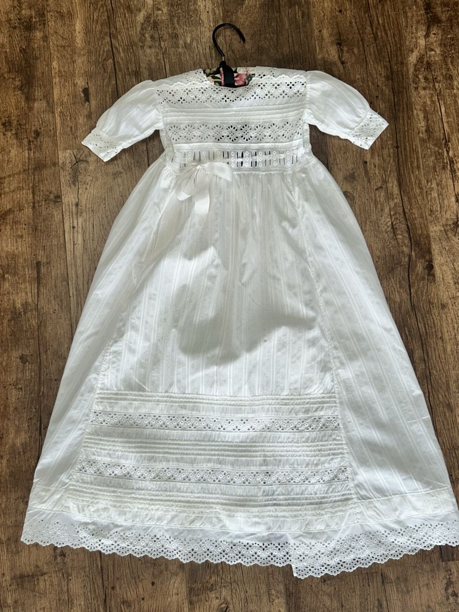 Puppen: Antikes Taufkleid mit alter Spitze – Gebraucht aus Düdingen von Reconflo
