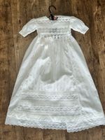Antikes Taufkleid mit alter Spitze