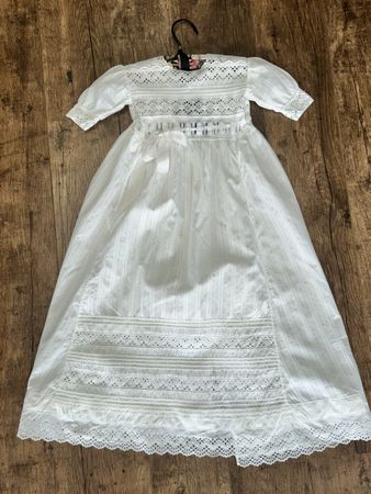 Antikes Taufkleid mit alter Spitze