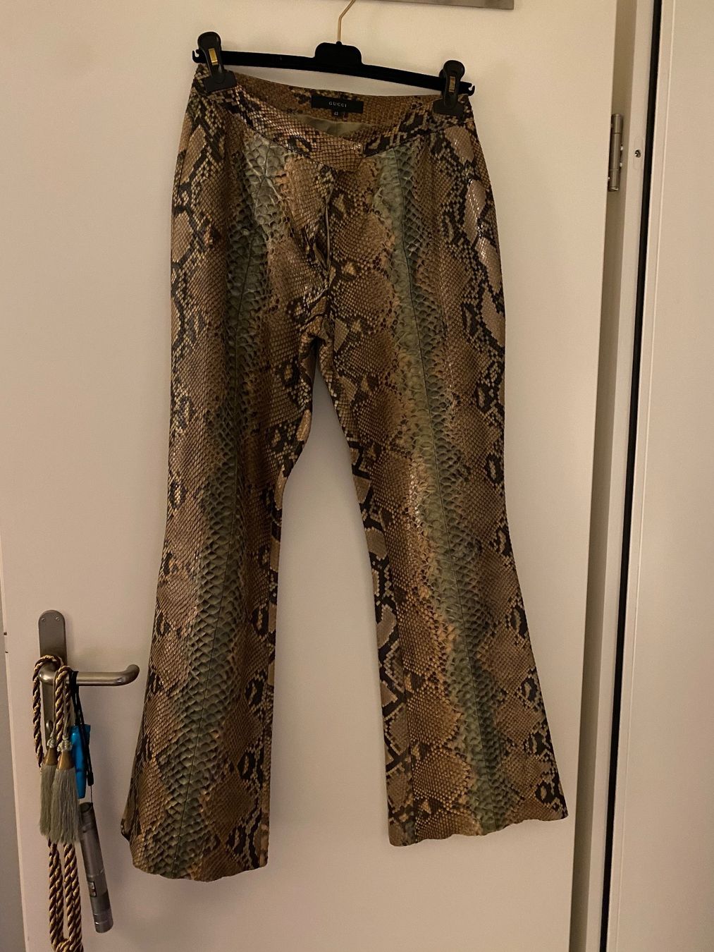 Gucci Pantaloni: GUCCI PYTHON LEATHER FLARED PANTS SIZE 42 COLLECTORS PIECE – Usato da Birsfelden venduto da Brut 7