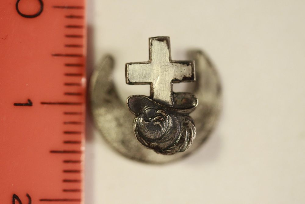Pin's Vintage Suisse - Insigne Armoiries Rouge Blanc Or - Fabrication Suisse