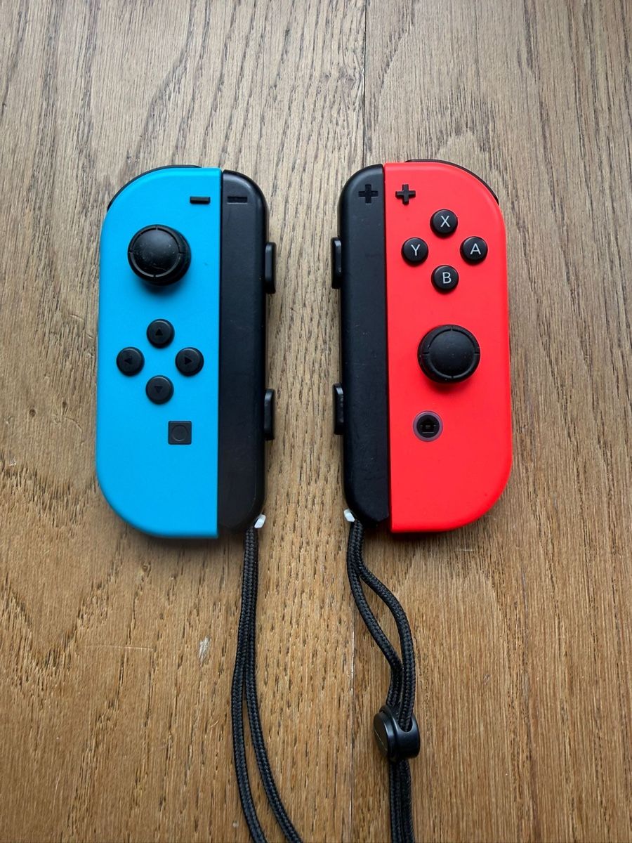 Nintendo Controller: Joycon-Paar mit Handschlaufen / Nintendo Switch 1 – Usato da Läufelfingen venduto da Seraphim13