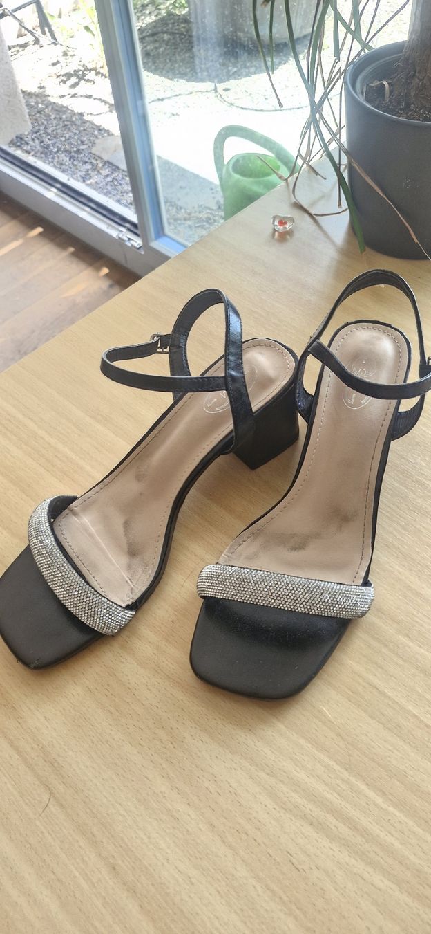 Scarpe da donna: Sandalen Heels schwarz mit Strass Grösse 41  – Usato da Wohlen b. Bern venduto da lau_7vcp