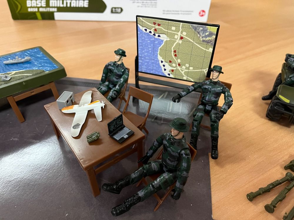 Base militaire, figurines