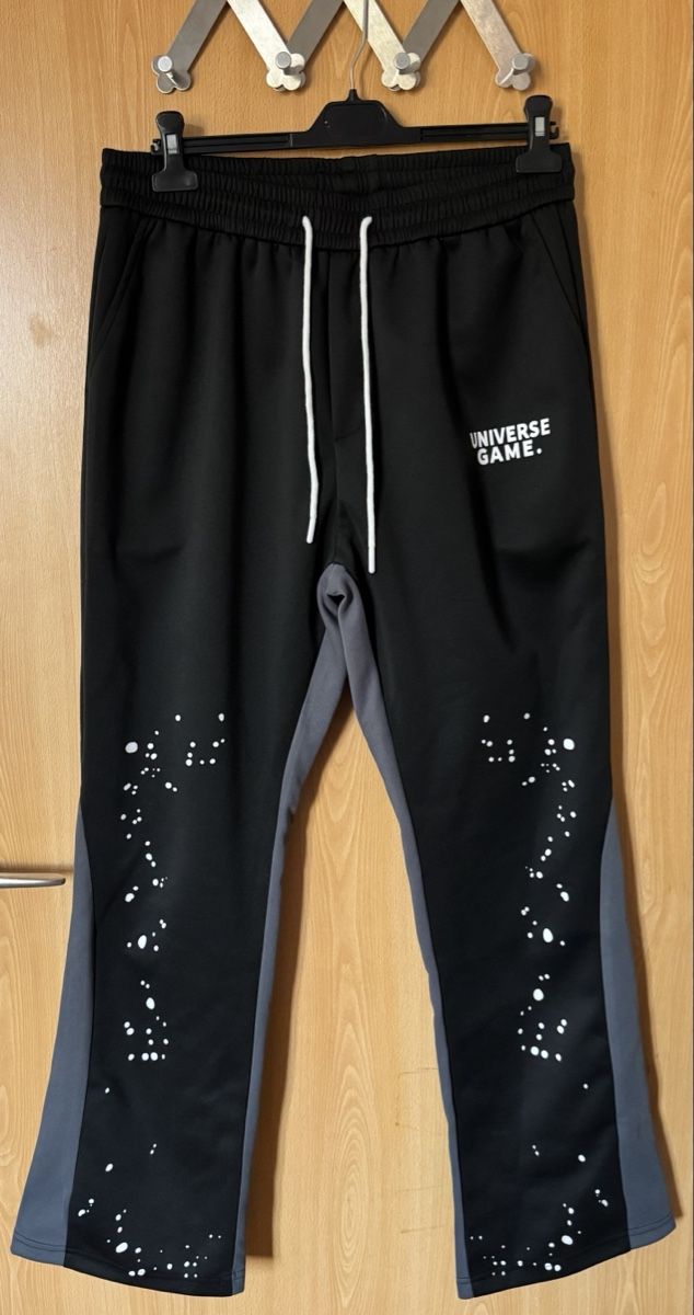 Hosen: Schwarze Trainingshose mit coolem Print – Neu (gemäss Beschreibung) aus Ins von maximal_30CHF