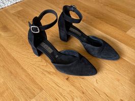 Pumps mit Knöchelriemen schwarz, Grösse 38