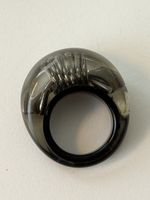 Schöner SNOB Ring Schwarz Acryl mit Stacheldraht innen