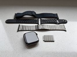 Apple Watch Series 11 46 Titan inkl. Nike Bänder