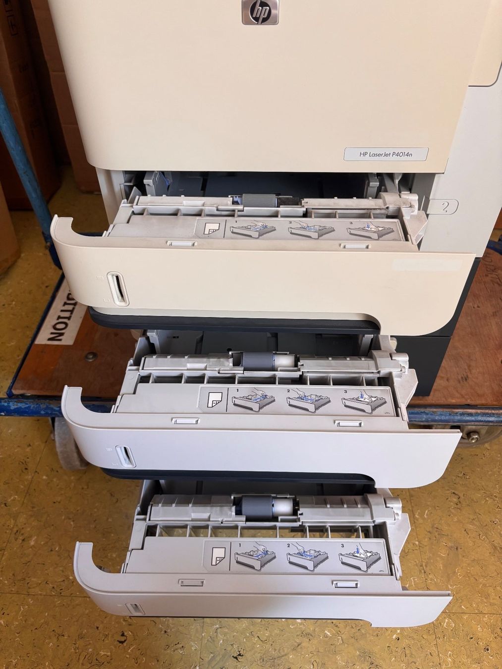 Hewlett Packard Stampanti: HP LaserJet P4014n mit 3 Papierfächer – Usato da Neunkirch venduto da liquidationen_8152 3