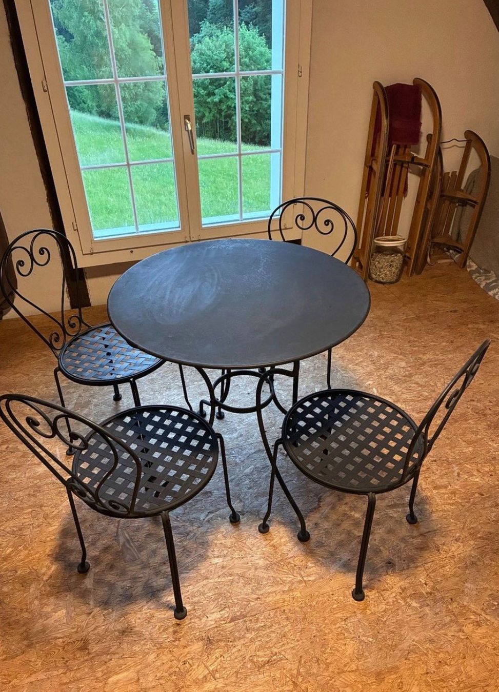 Set de table et chaises: Gartentisch-Set mit 2 Stühlen, Massiveisen – D'occasion à Dänikon ZH par Marchica