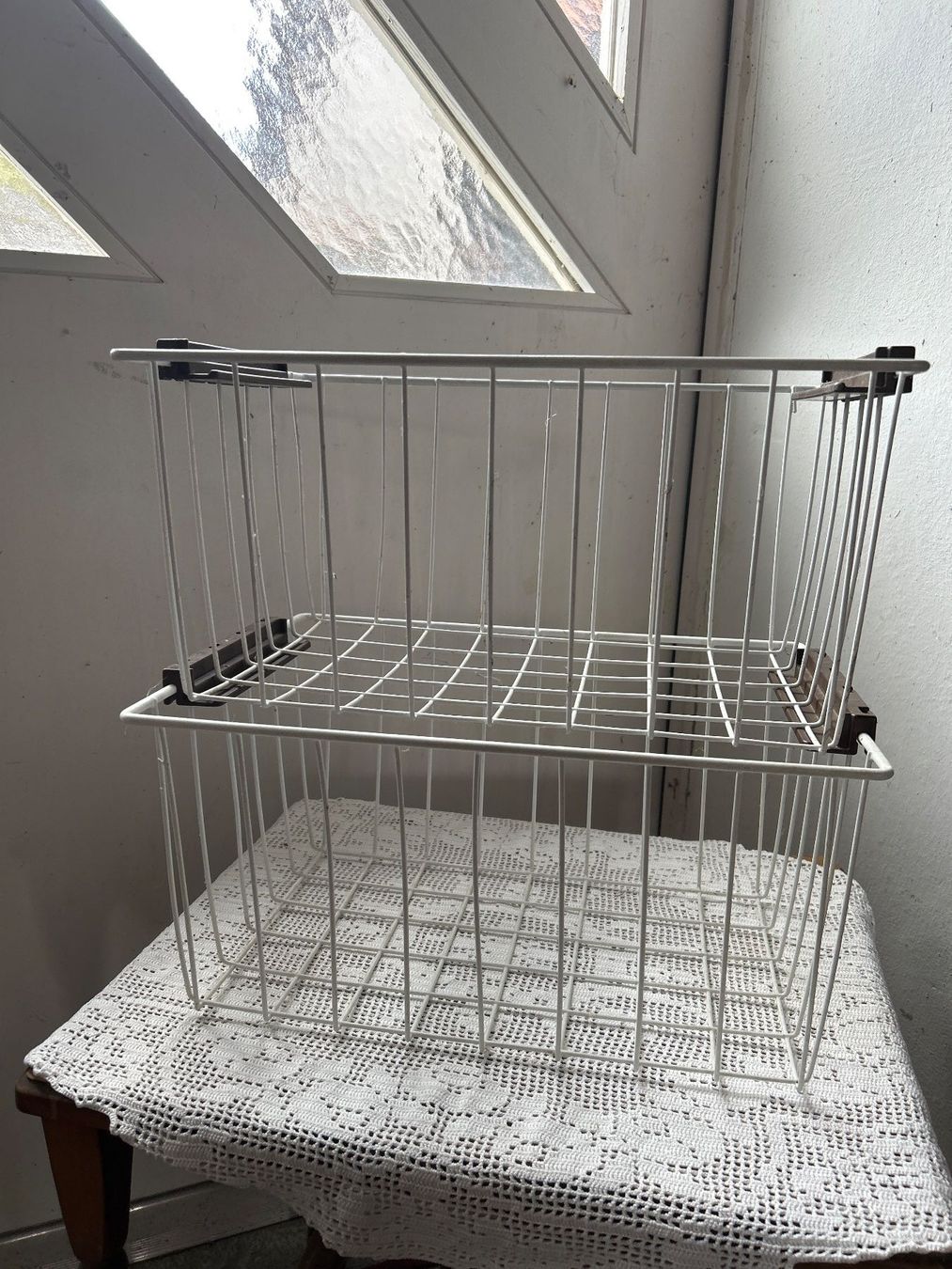 Altro per la casa: 2 Hängekörbe weiss - stapelbar, gebraucht – Usato da Villnachern venduto da RicardoMary 2