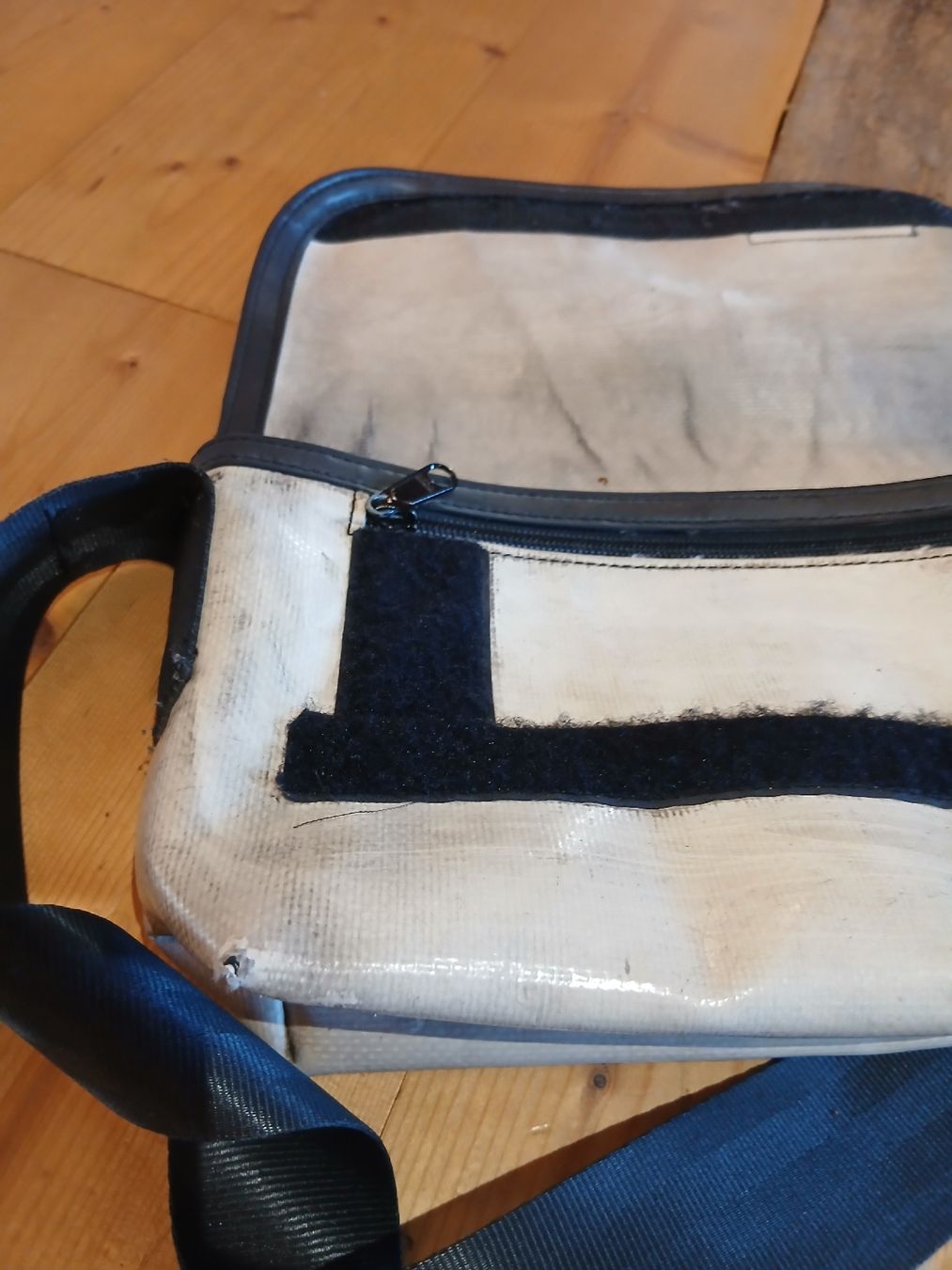 Freitag Borse: FREITAG  Messenger Bag KLEIN Blau/Weiss – Usato da Märstetten venduto da Chapep 2