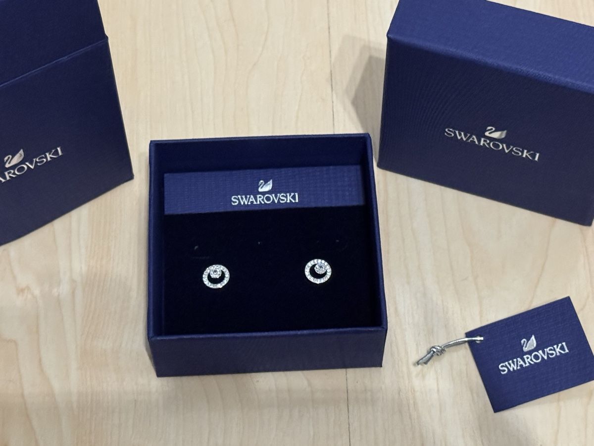 Swarovski Ohrringe & -stecker: Swarovski Ohrenstecker – Neu und originalverpackt aus Rotkreuz von luxurybe 1
