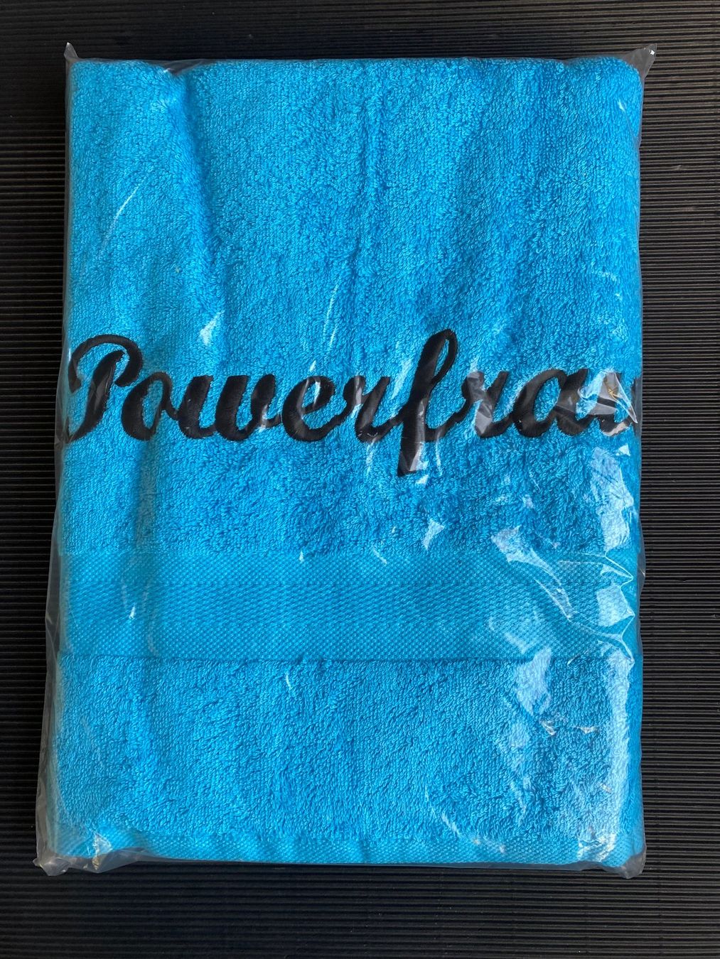 Teli da bagno: besticktes Duschtuch "Powerfrau" – Nuovo e nell'imballaggio originale da Egg SZ venduto da irbaku