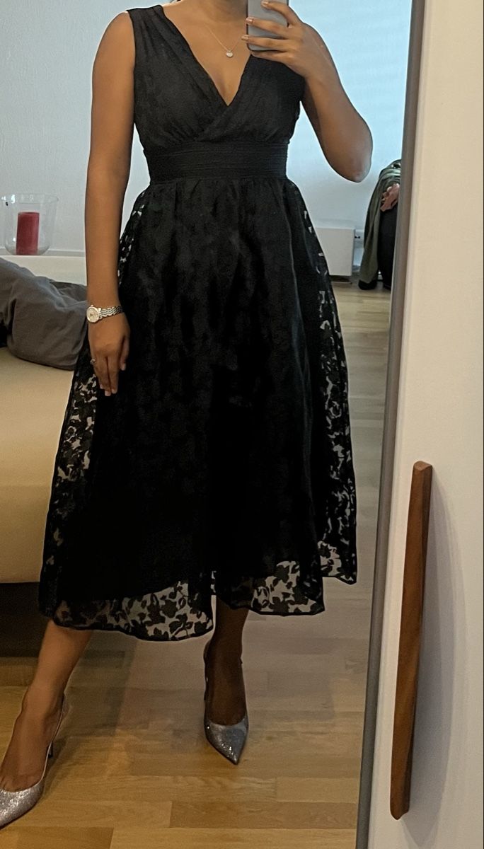 Robes: Ein wunderschönes schwarzes Kleid.  – D'occasion à Stäfa par yei_8vlc