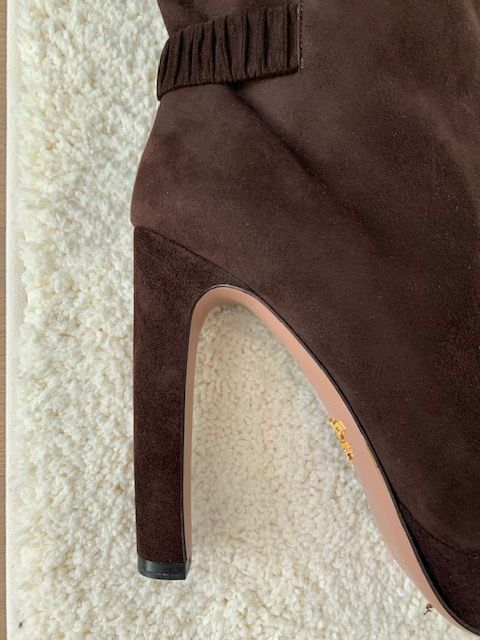 Scarpe da donna: Prada brown suede ankle boots – Usato da Dallenwil venduto da ZD2019 8