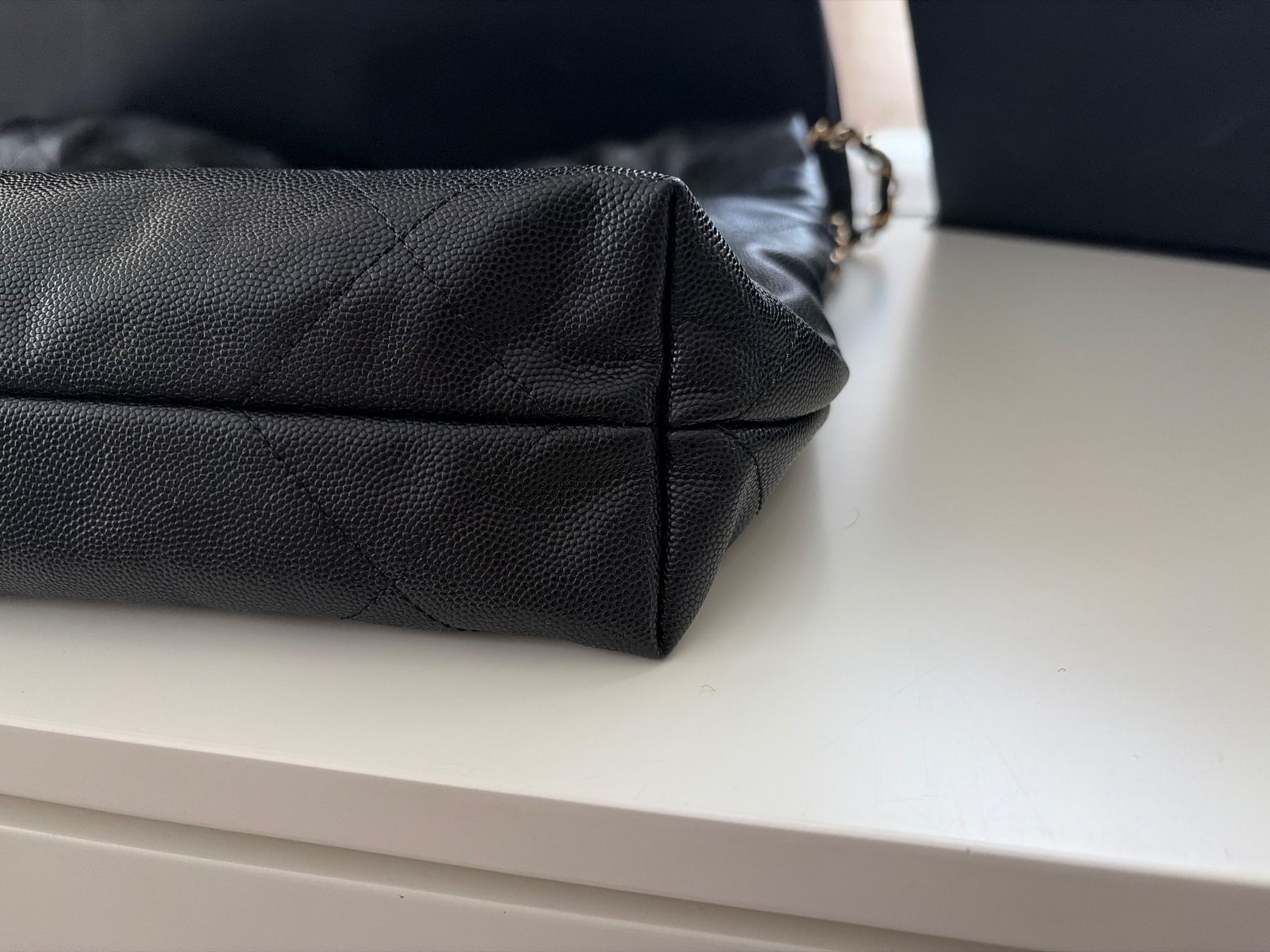 Chanel Taschen für Damen: Chanel 22 Schwarz caviar Leder small – Neu und originalverpackt aus Zürich von Loveluxery 6