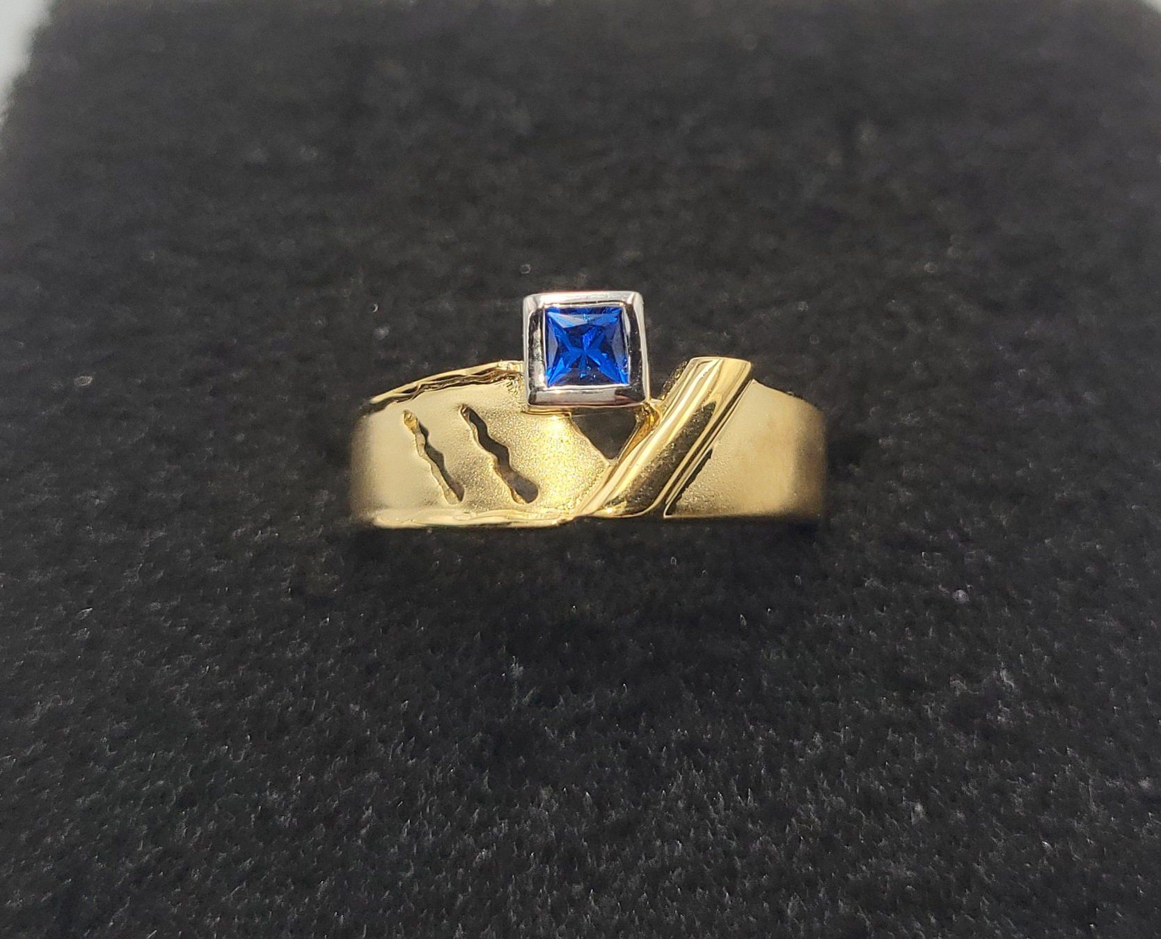Ringe: 18 Karat 750 Gold Ring Mit Saphir – Gebraucht aus Wald ZH von Dasilver