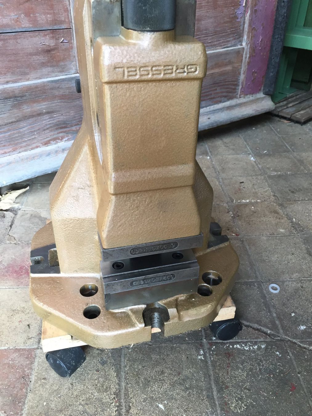 Gressel Tutti gli attrezzi: Gressel Turm mit 2x Schraubstock 125mm – Usato da Frenkendorf venduto da BasLie 4