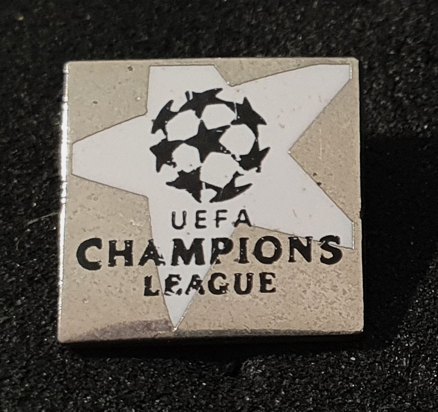 UEFA Placchette & Badge: CC868 - Pin UEFA Champions League Logo – Usato da Reinach BL venduto da Boston-Verkauf