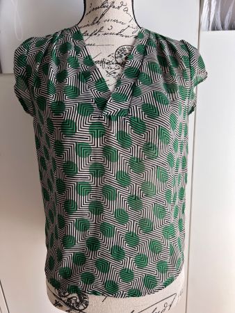 Transparente, kurzärmelige Bluse. Größe S