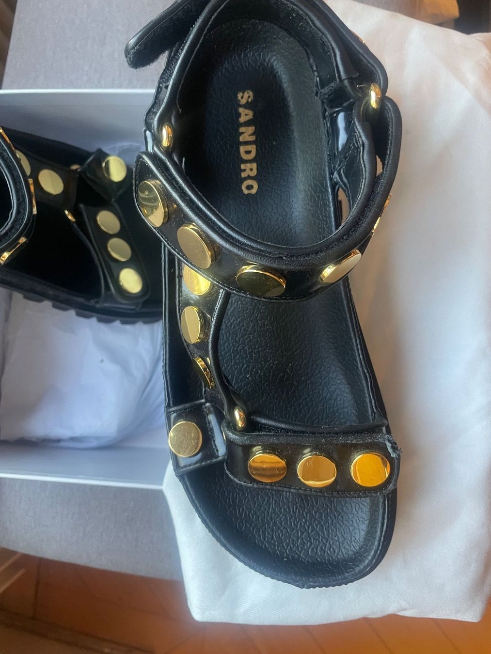 Sandro Scarpe da donna: Sandales Sandro noir clous dorés – Usato da Genève venduto da lailas_things 2