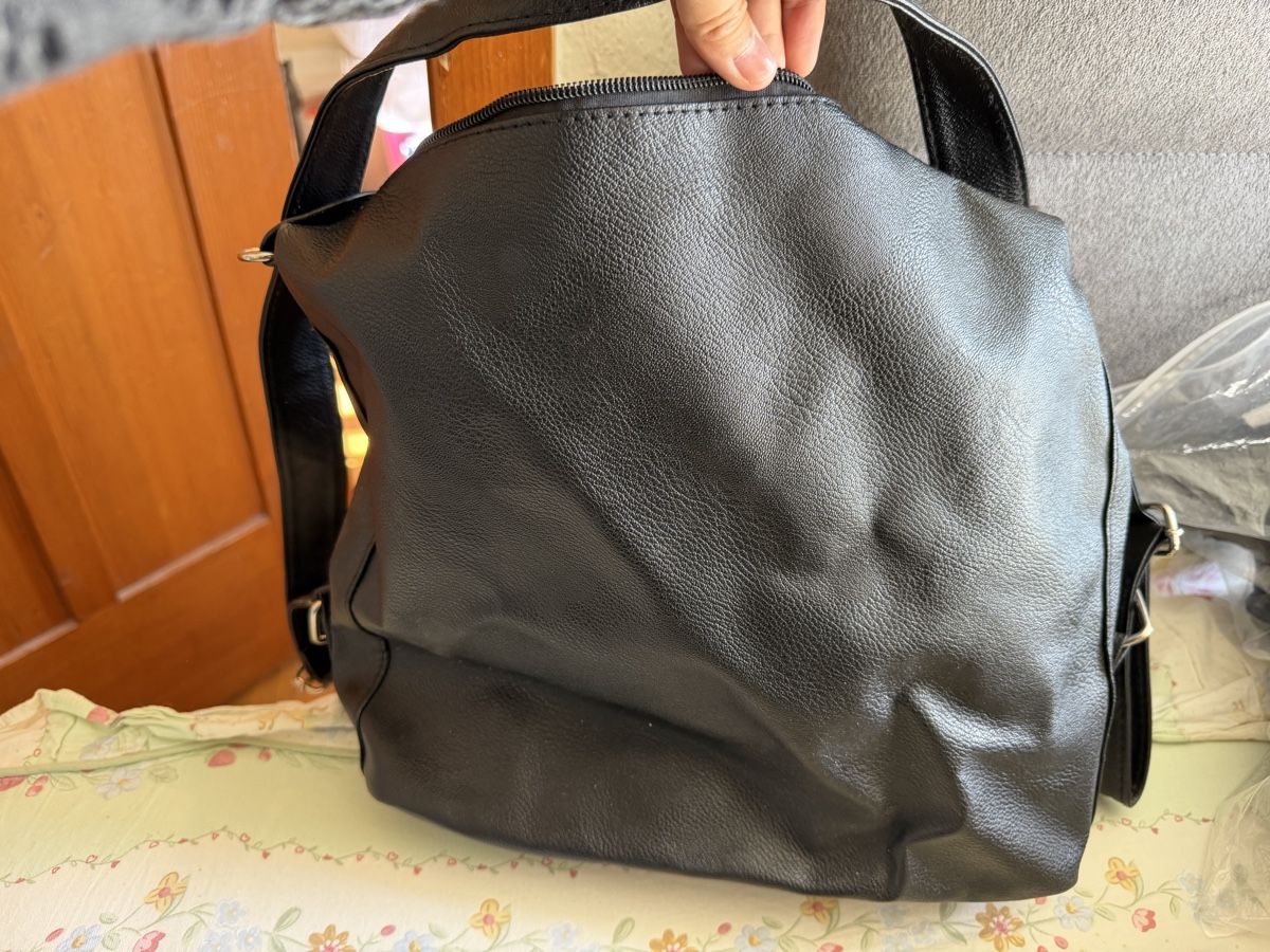 Borse: Black Vegan Leather Convertible Shoulder Bag – Usato da Schlieren venduto da mol_6xk6 1