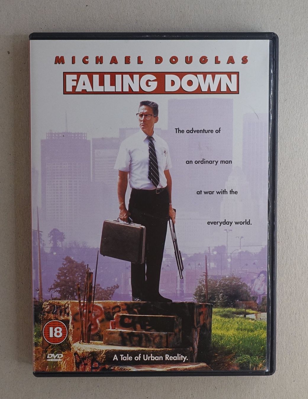 Tutti i DVDs: Falling Down - DVD mit Michael Douglas, Robert Duvall – Usato da Sessa venduto da fraenklishop