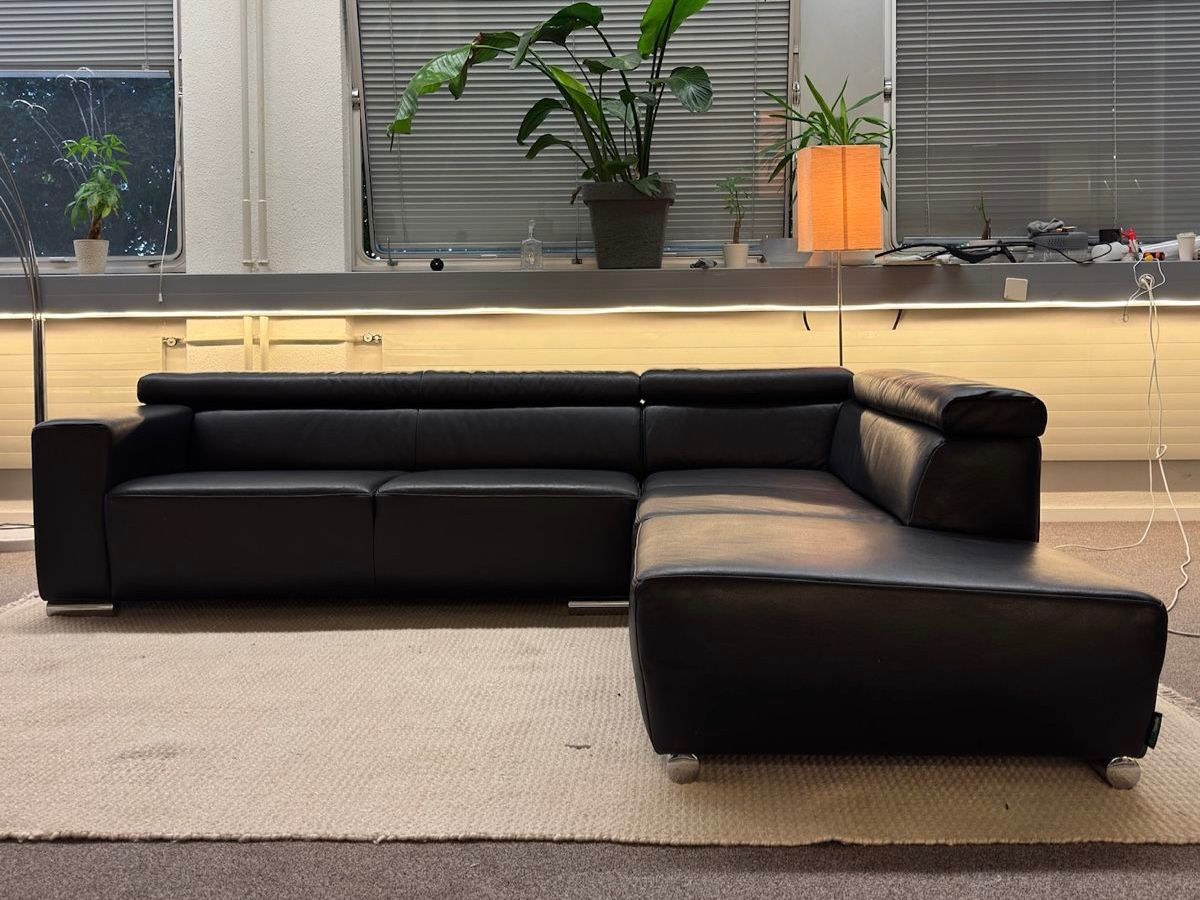 Sofas: Ultsch Polstermöbel Ecksofa, schwarzes Rindsleder – Gebraucht aus Fehraltorf von Sofalab.swiss