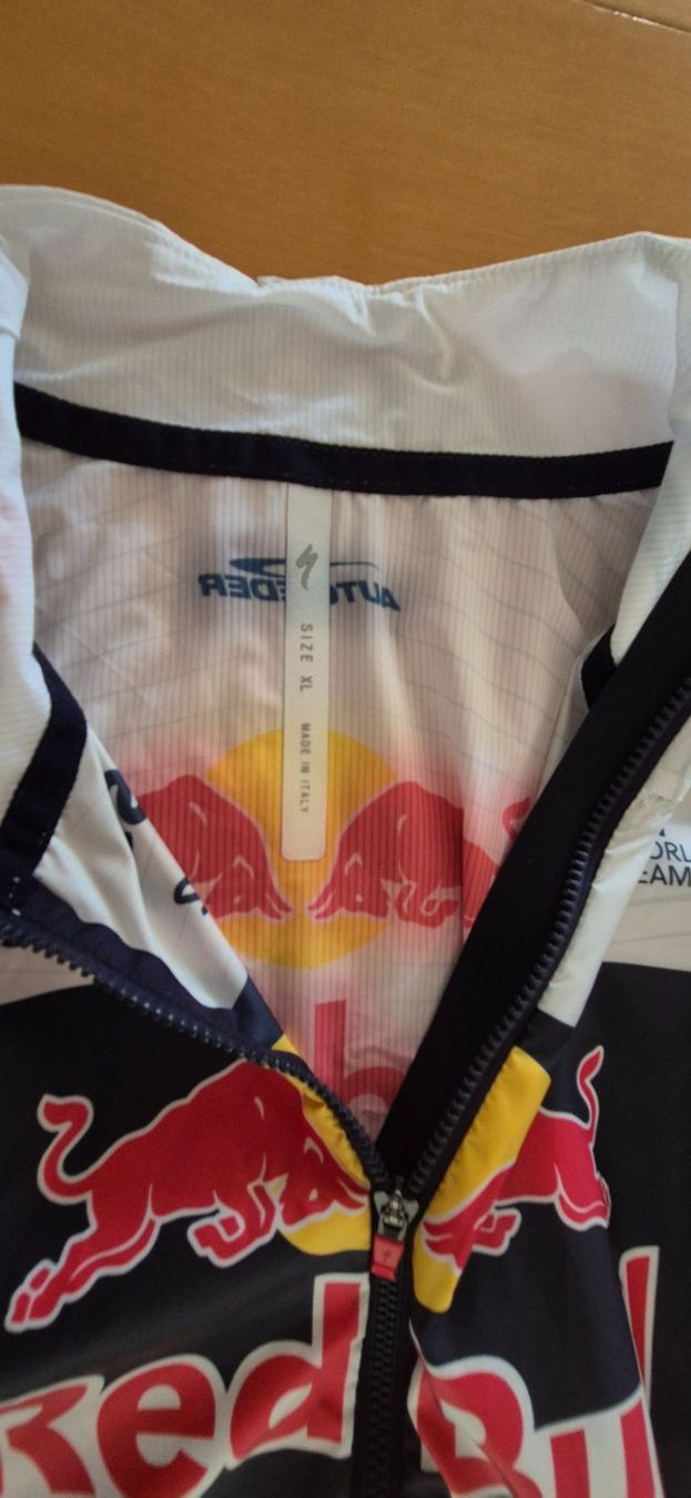 Maillots de corps & Pantalons: Windweste Redbull - Bora- Hansgrohe – Neuf (Voir description) à Dübendorf par Aki1965 2