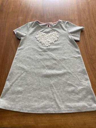 Sommerkleid in geau mit Herz Motiv vorne in Grösse 122