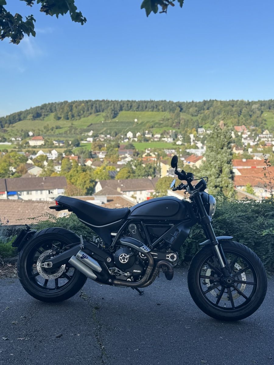Strada: Ducati Scrambler 800 Full Throttle, Schwarz Matt – Usato da Winterthur venduto da Mulaa