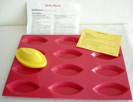 Betty Bossi Backform Silikon Schiffli-Form mit Ausstecher