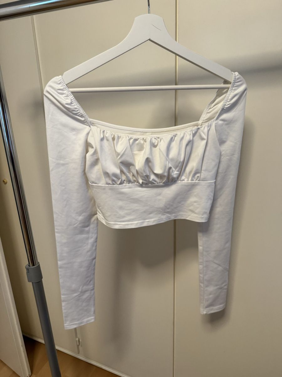 Tops: Weisses Crop Top mit langen Ärmeln, Grösse 36 – Gebraucht aus Thun von tat_zb9b