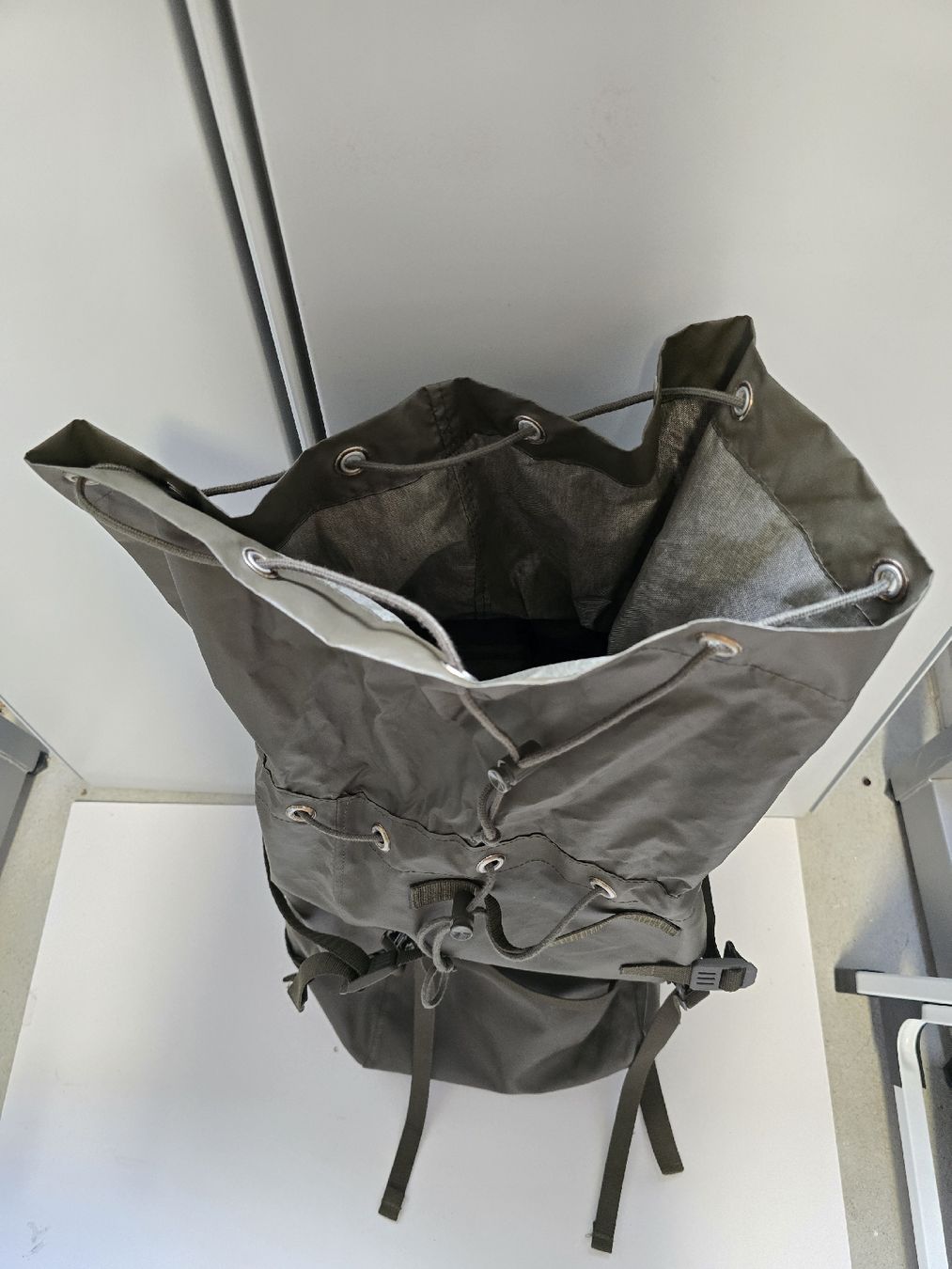 Schweizer Armee Zaini: Schweizer Militär- / Armee-Kampfrucksack Robust – Usato da Zofingen venduto da Loop_ReSale 5
